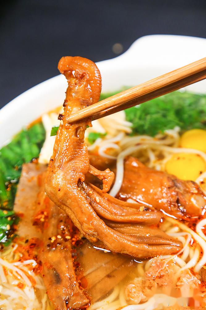 9元抢!「壹汤碗」豪华过桥米线1份!含6种肉品,量超足!