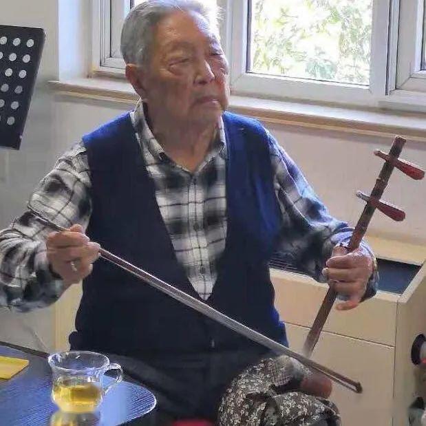 初师从金少山学花脸;后改学京胡,师从杨宝忠