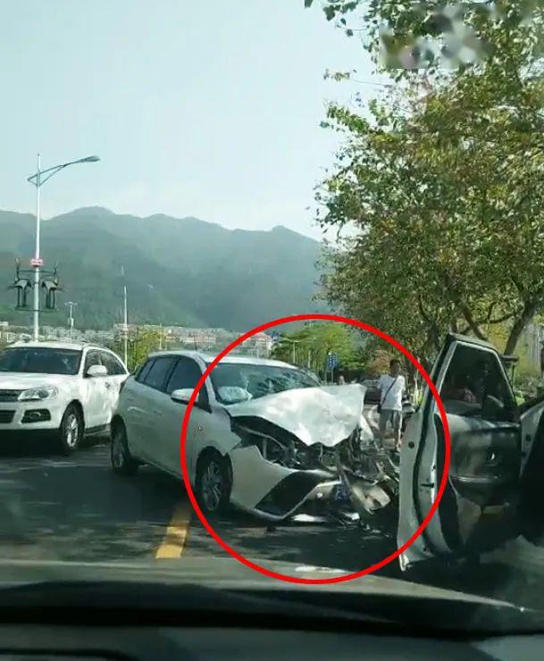 五一假期不平静发生多起交通事故居然有人胆敢撞警车