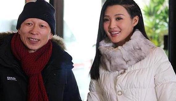 他因长得丑演尽坏人,还曾吓哭女演员,但妻女却很美_李明