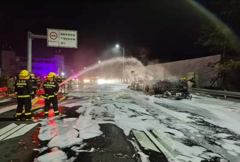 深圳高速公路公交车起火,火焰窜出浓烟滚滚,消防救火乘客已疏散