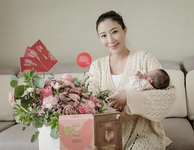 杨怡首次抱女儿出镜，产后身体恢复惊人
