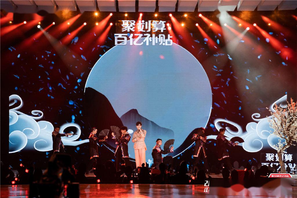 任嘉伦青春选择之夜舞台照宣传片出炉这的确是同一个人鹅