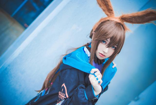 第二组是coser"菓白鸟"扮演的阿米娅首先带来的是coser"二号机-401"