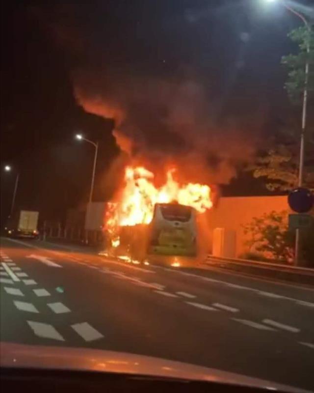 深圳高速公路公交车起火,火焰窜出浓烟滚滚,消防救火乘客已疏散