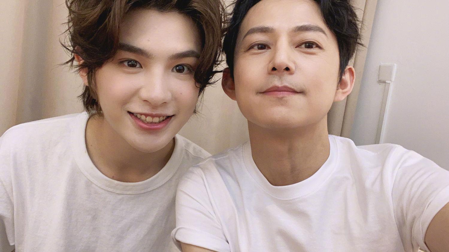 justin深夜上线转发合影 "真是一个拿得出手的优秀的稳稳的青春接力人