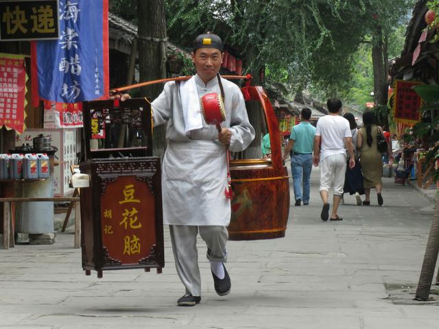 "货郎鼓"又称 "惊闺",又称作"唤娇娘",这是因货郎担的顾客亦即招徕