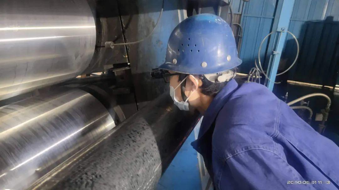 天成彩铝公司铸轧厂立板工正在进行立板作业动力二作业检查电力计算机