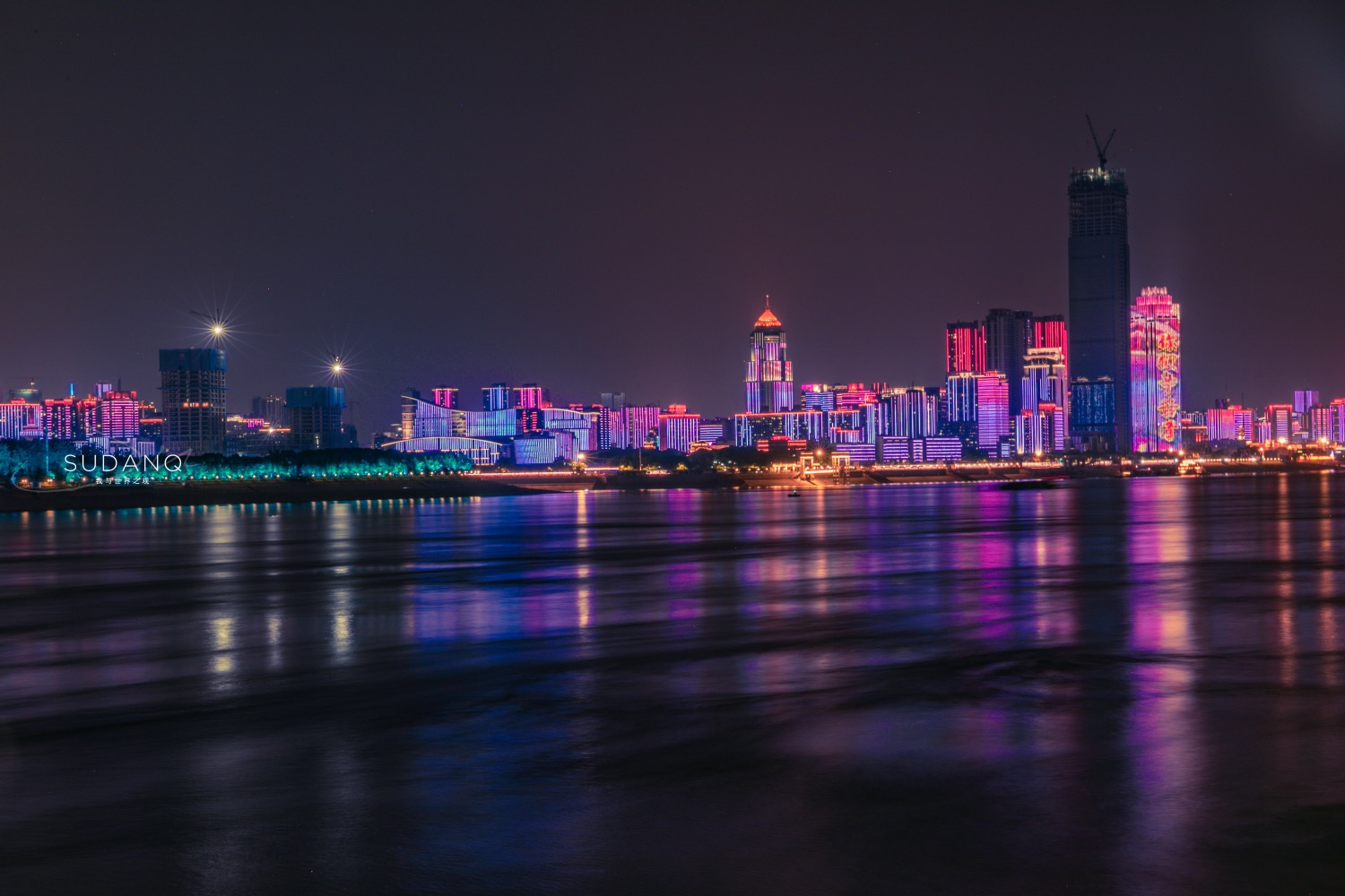它是万里长江上的第一座大桥,是武汉最美的夜景之一,令人骄傲