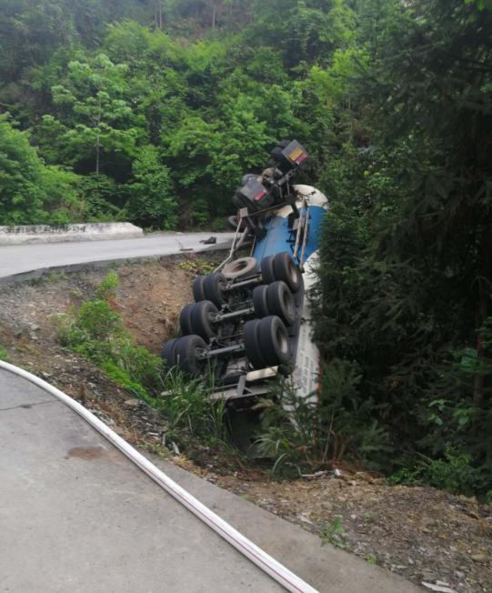 一过境液化天然气槽罐车翻车郴州城管火速成功处置