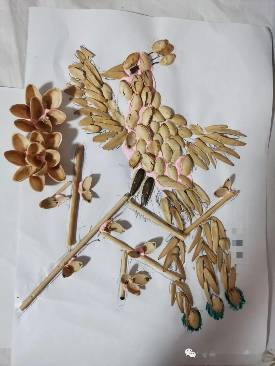 之际,鲁峰小学二年级的小花儿们开展了一次别开生面的"果壳贴画比赛"