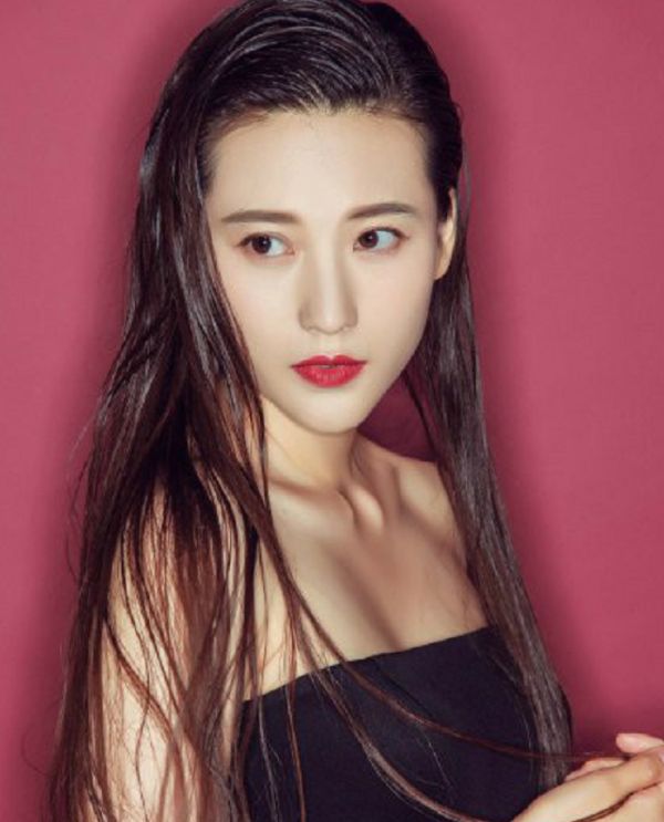 靠《家有儿女》走红,后因风波被遗忘,33岁容颜事业远不如杨紫_宁丹琳