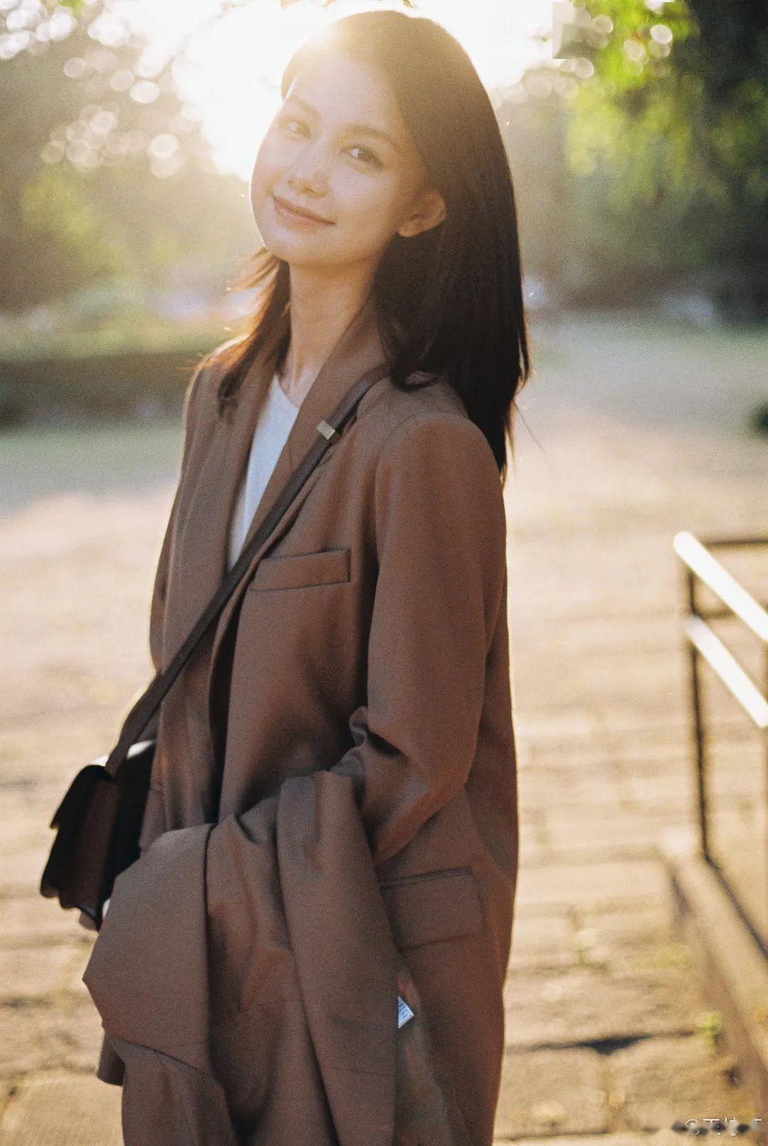 才嘲笑张大奕没两天,她就栽自家模特手上了?_王柠