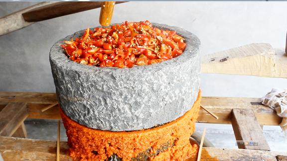 高温40度在家磨辣椒酱,石磨磨的就是比买的好吃,能配2大碗米饭