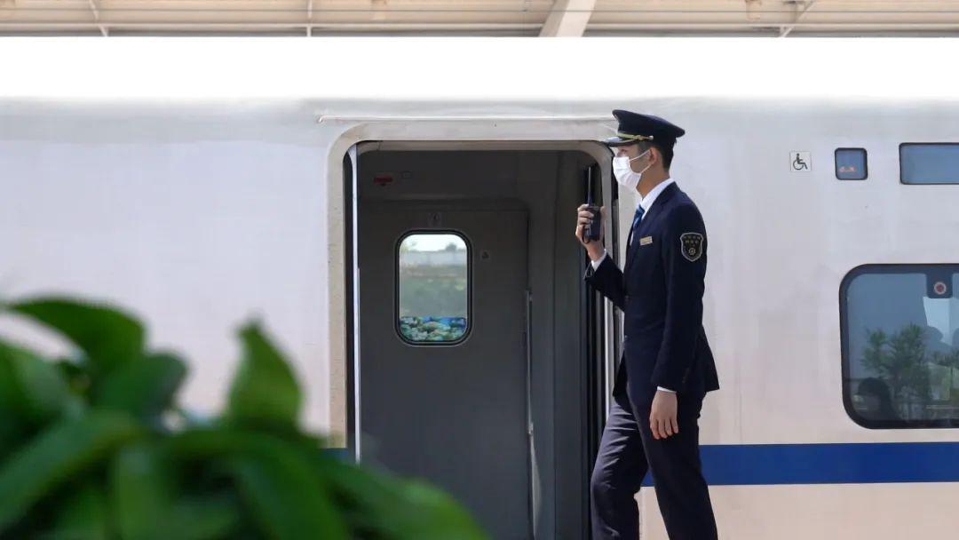 今天21:30丨95后"网红"列车长:疫情严重时,他选择坚守岗位不回家_马良