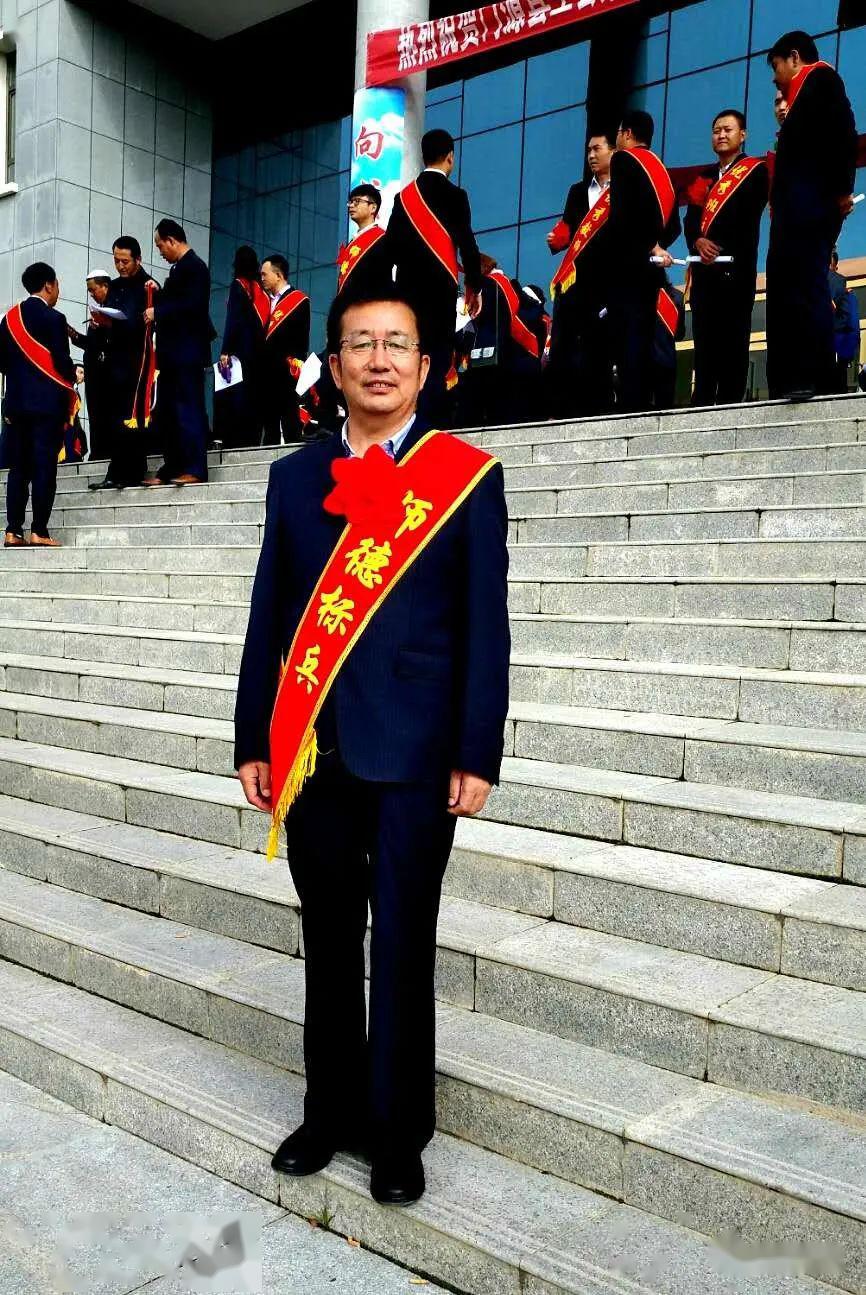 我是2015年进入海北二中,2018年毕业,在我的印象中,李老师就像爷爷一