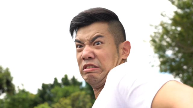 原创 壮汉男星遭同车40岁男子性骚扰,被偷摸10次,用手机拍下长相报警