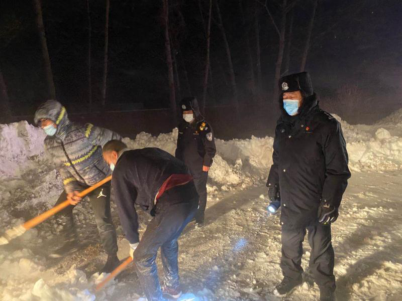 正风快报网:黑龙江省龙江县公安干警迎战"暴雪"一线纪实_利文