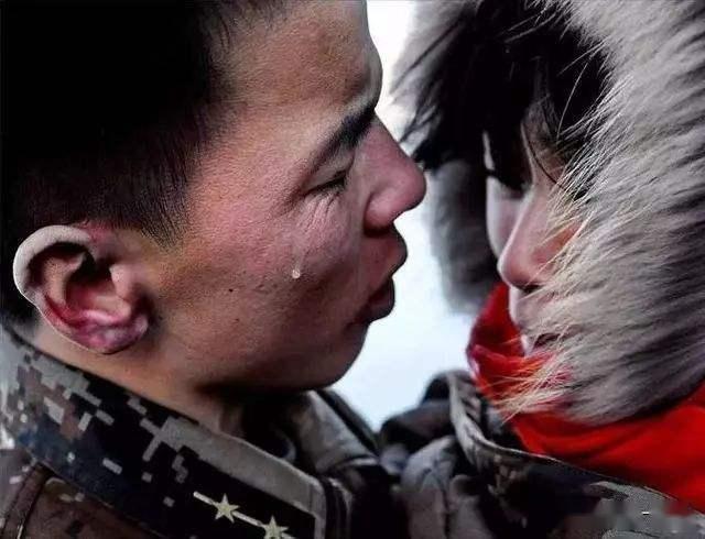 边防战士哭图片