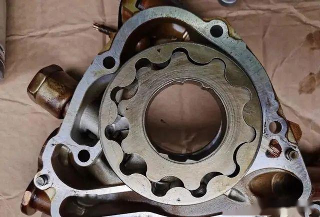 皇冠发动机大修图:发动机机油泵.皇冠发动机大修图:进气歧管背面图.