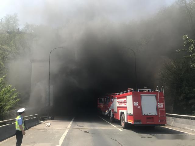5月3日11时许,京昆高速山西灵石段燕家岭隧道内发生汽车追尾引发明火