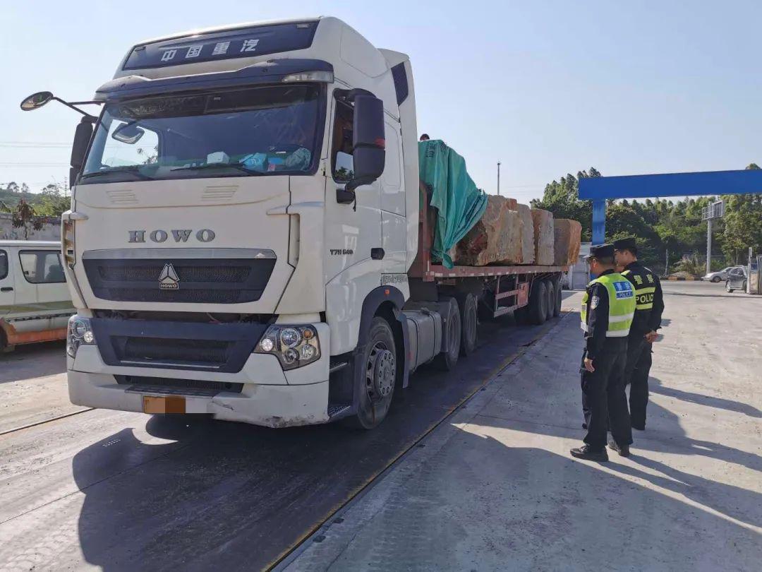 饶平交警查获多辆超载"百吨王"!