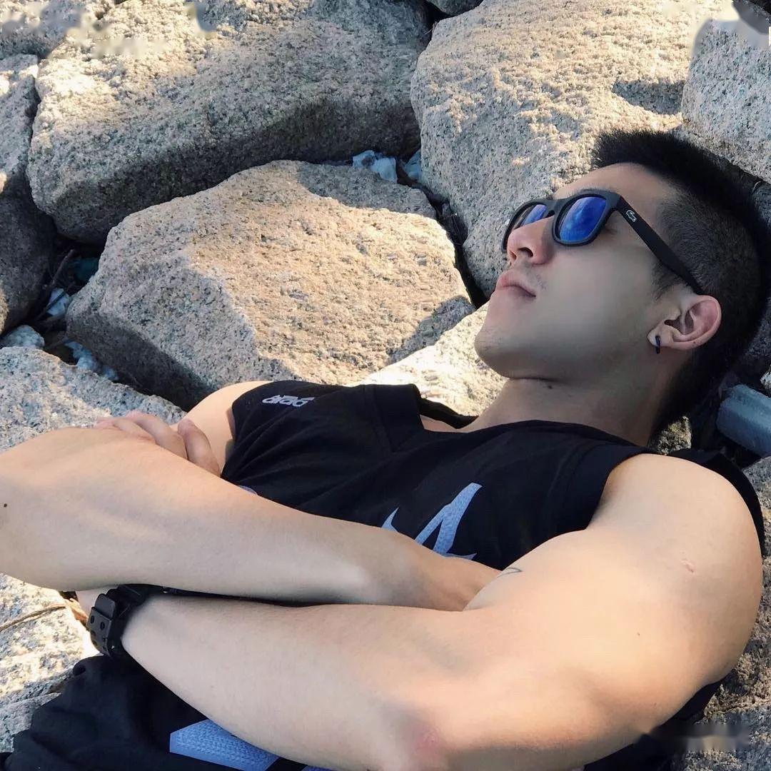 28岁越南头号肌肉网红大粗腿实力超群