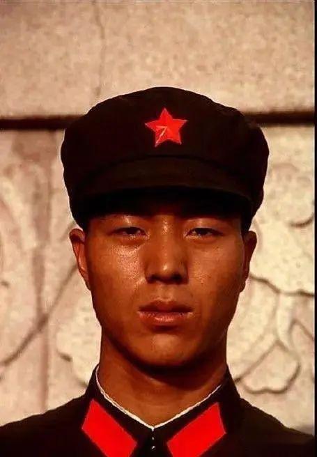 一组中国老照片带你看看70年代:图三外国女子行为不齿_军装