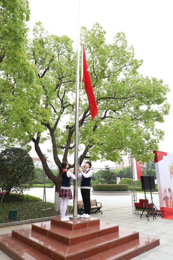 升国旗济光学院国旗护卫队迈着整齐的步伐走向国旗台出 旗活动中,区委