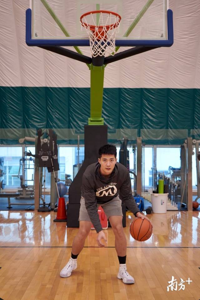 汕头大学篮球队队员朱松玮青春赛场永不言弃