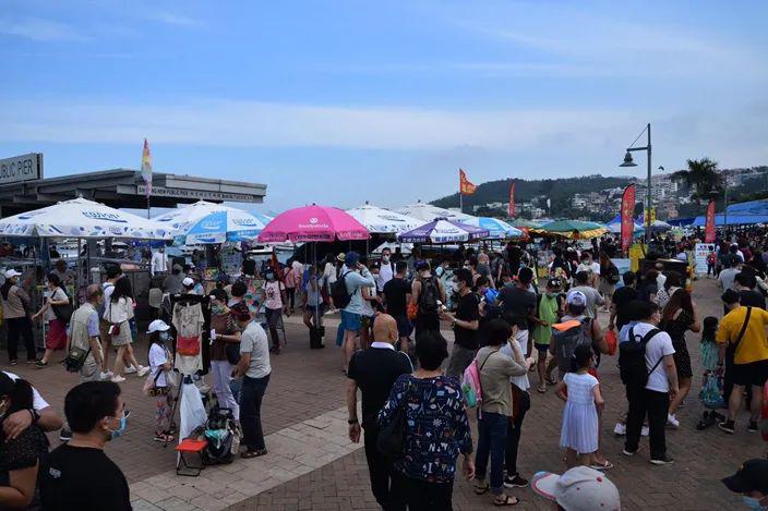 五一黄金周港人挤爆邻海景区游客绝迹的商业中心更显冷清