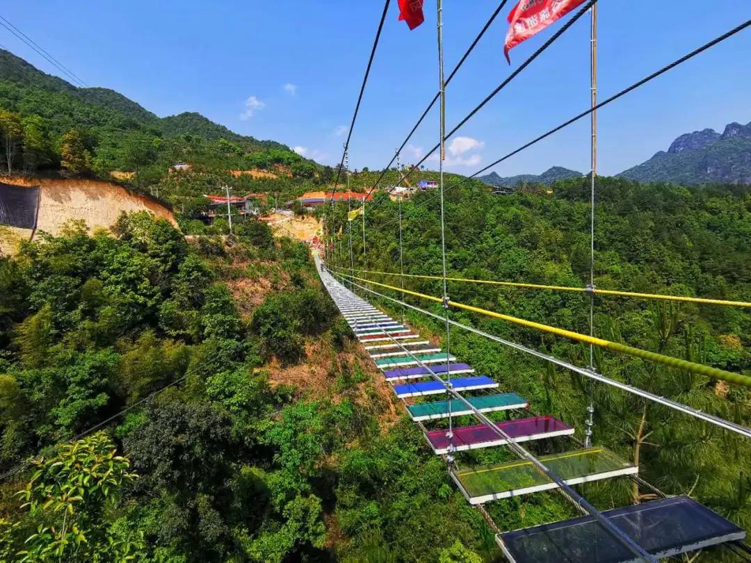 1 步步惊心彩虹玻璃桥 首先,我们来到灵龙谷的大门就可以看到一条横穿