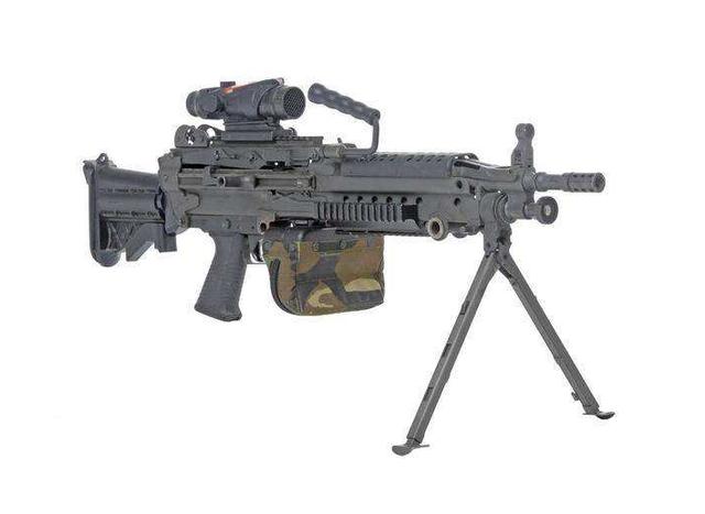 m249的布制弹箱,这把还是个伞兵型号实际上这里也暴露了使用可散弹链