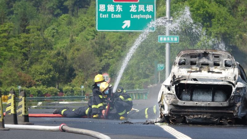 汽车拖车服务：关键时刻的守护者
