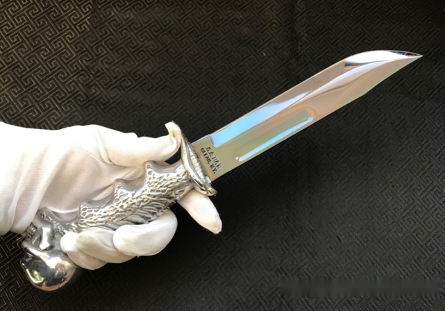 你独自去冒险,下面武器4选1防身,网友:选第4的怕是个小学生!_军刀