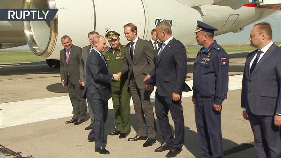 6架苏57护航的普京专机下飞机那几步最让我难忘