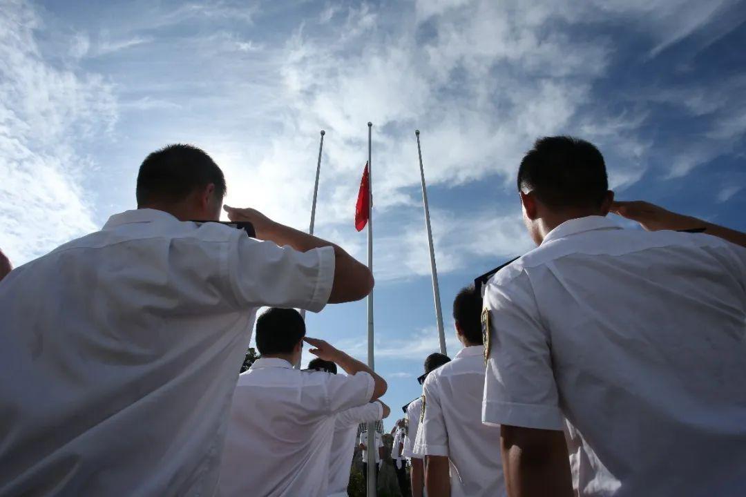 同时,林翔书记对全局青年提出了"无私无畏,无怨无悔,有得有失,有圆有