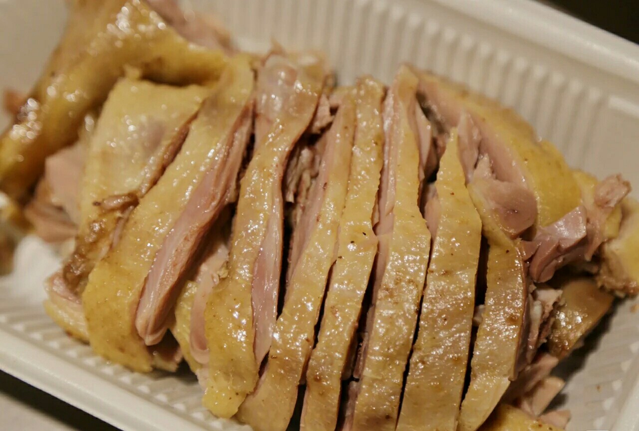 章云板鸭店:这是一家老字号了,鲜嫩多汁的烤鸭肉蘸上它家的灵魂酱料