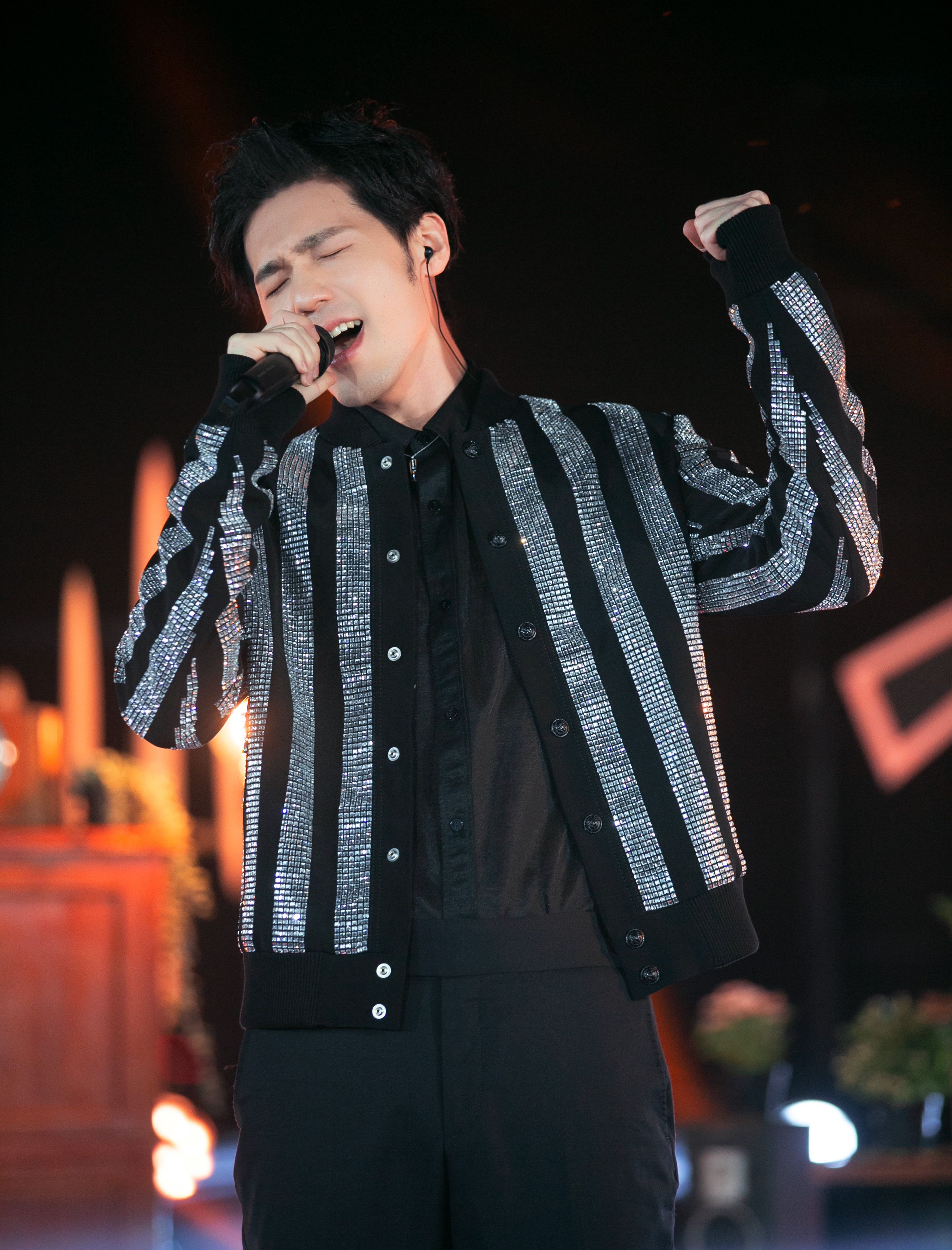 白宇受邀湖南卫视五四晚会天台高歌诠释坚定青春