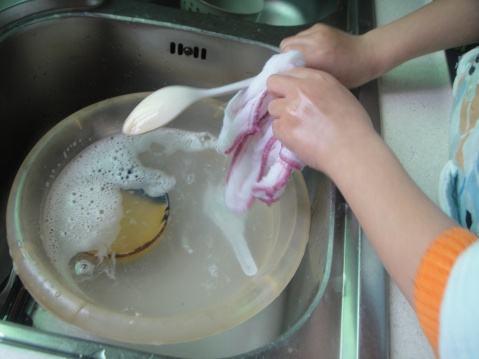 在一盆水中清洗所有的餐具,最后再用一盆清水涮洗一下,认为这样节约用