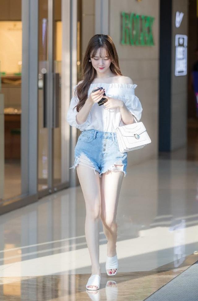 街拍美女穿超短裤看着养眼大长腿