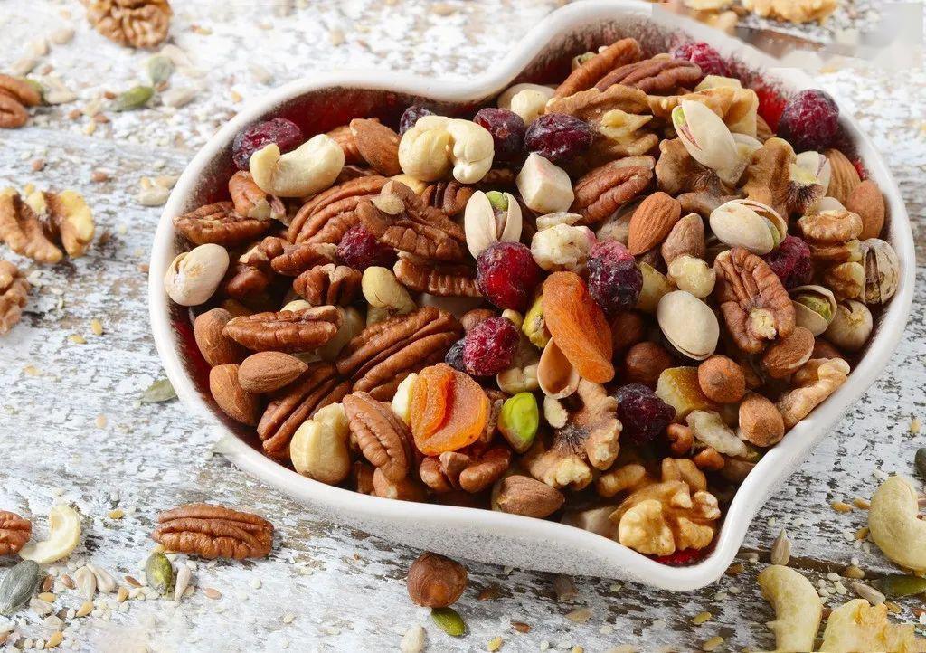 《美国心脏协会杂志》研究证明:每天一把坚果,有助降低患心血管疾病