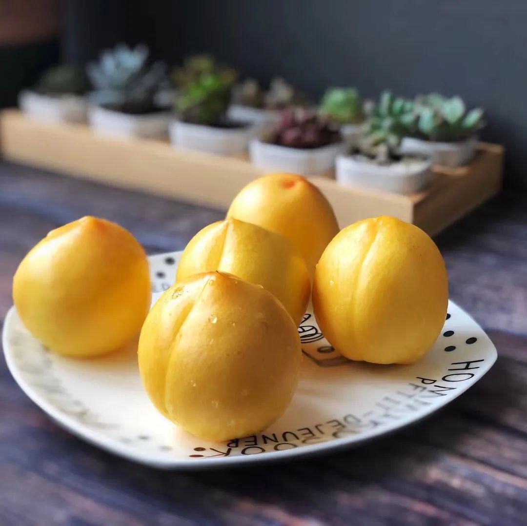 黄桃是人们比较常见的桃子品种,因为它的颜色是黄色的,所以取名叫黄桃
