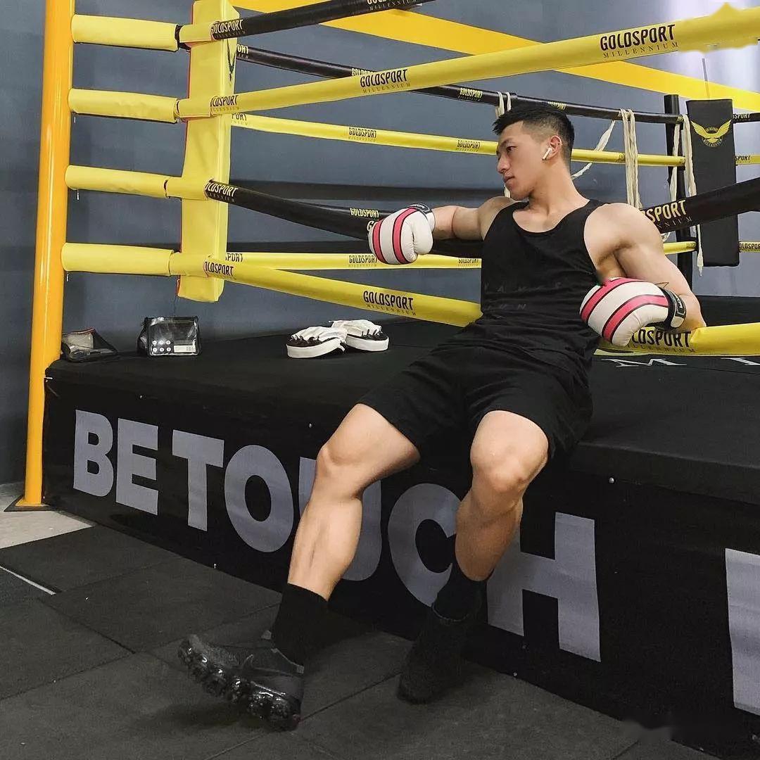 28岁越南头号肌肉网红大粗腿实力超群