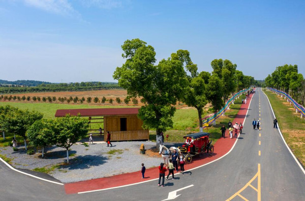 百峰岭:田园风光中的马术表演与汉服大片,是遇见旅途的最好方式