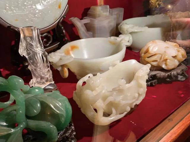 收藏家张宗宪在法国枫丹白露宫看古董!