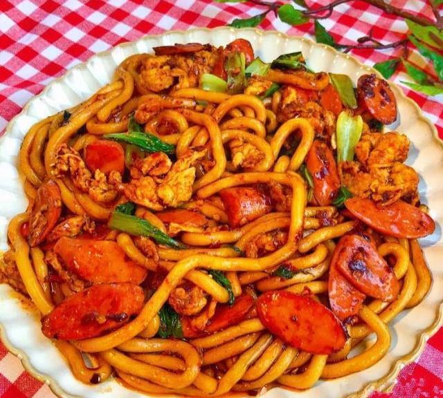 火腿炒土豆粉材料:土豆粉,火腿肠,青菜,鸡蛋,辣椒碎,油,老抽,生抽,醋