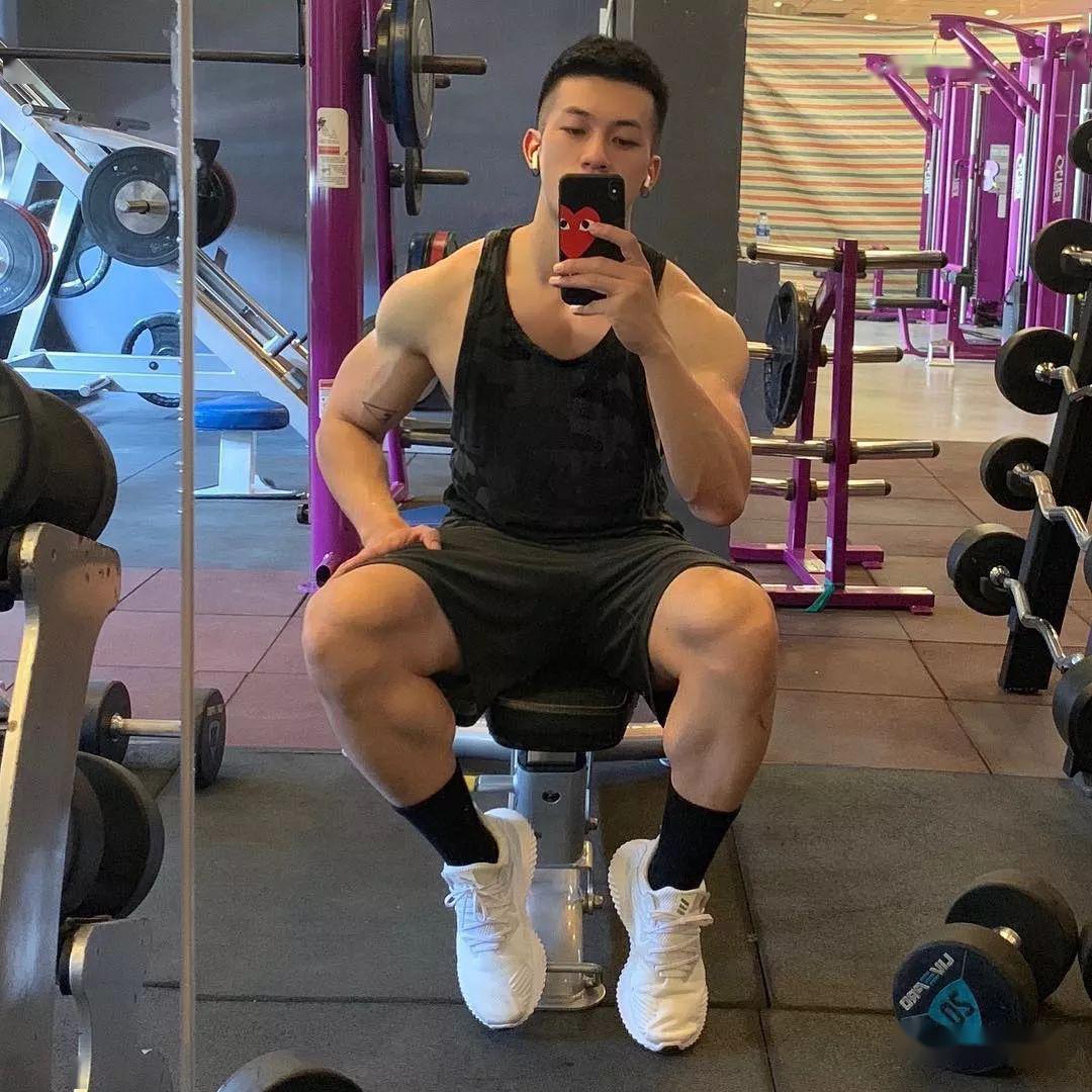 28岁越南头号肌肉网红,大粗腿实力超群_jay