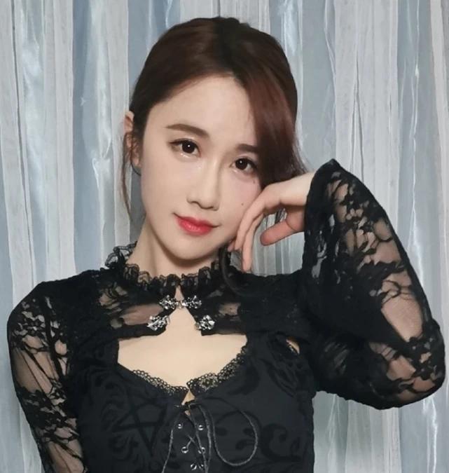 轩子巨2兔cos女护士,当她站起来后,直播间差点被永封_观众