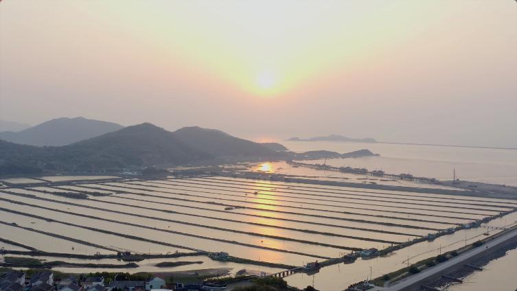 4月中旬的一个清晨,我们来到岱山竹屿码头,赶第一班轮渡.